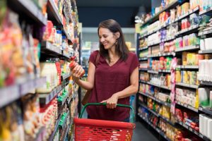 donna al supermercato